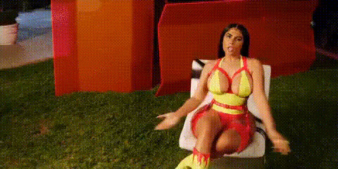 Nicki Minaj Eating Sandwich