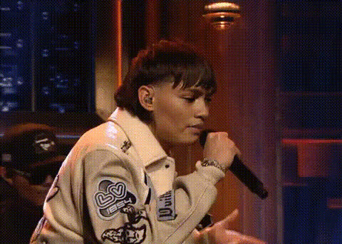 performer-on-stage-mic