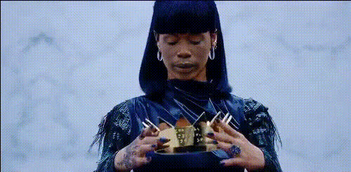 rihanna-holding-gold-award