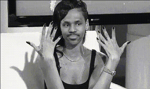 rihanna-showing-off-nails