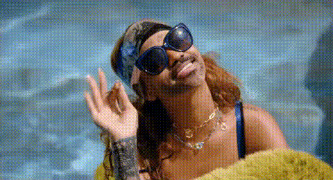 rihanna-smiling-in-pool