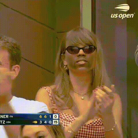 taylor-swift-smiling-clapping