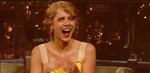 taylor-swift-smiling-in-surprise