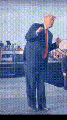 trump-on-stage