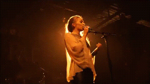 woman-singing-live-on-stage
