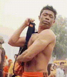 zac-efron-shirtless-muscle-flex