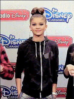 zendaya-smiling-and-posing