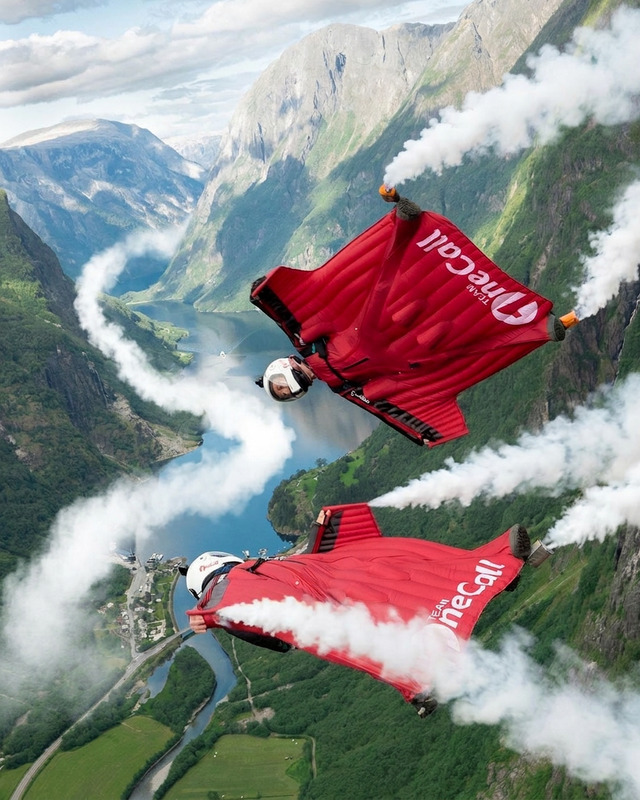 Wingsuit flyers